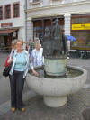 Eva Hennemann am Brunnen der Waschweiber